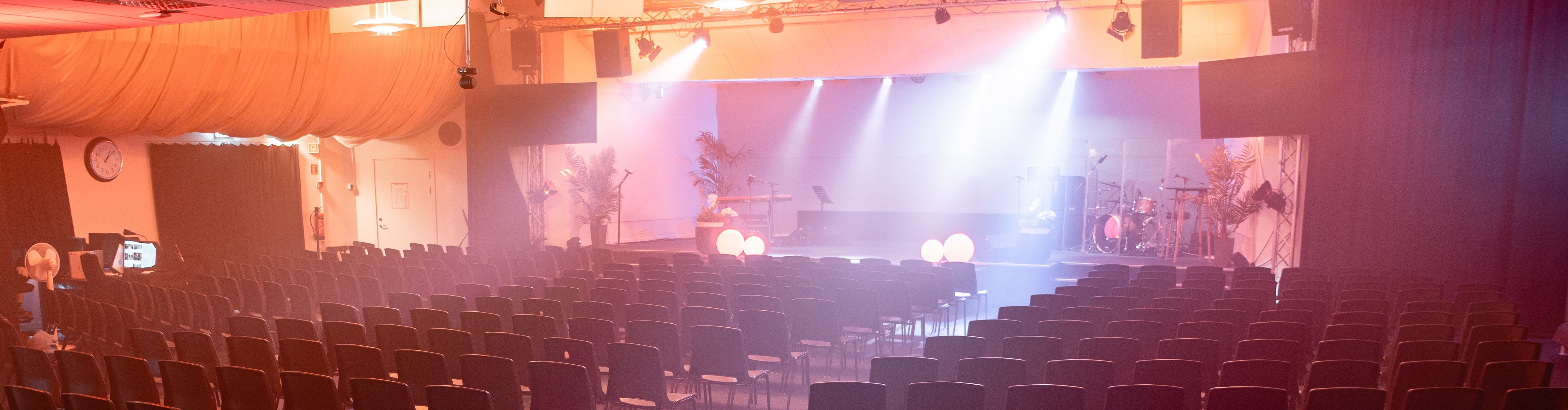 Scene med profesjonell belysning